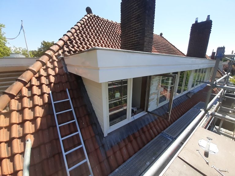 Dakkapel met steiger en ladder tijdens voorbereidend schilderwerk