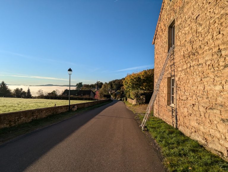 Landelijk pand aan een landweg met ladder tegen de gevel