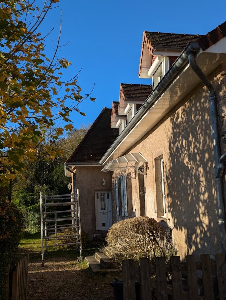 Langgevel van een woonhuis in de herfstzon