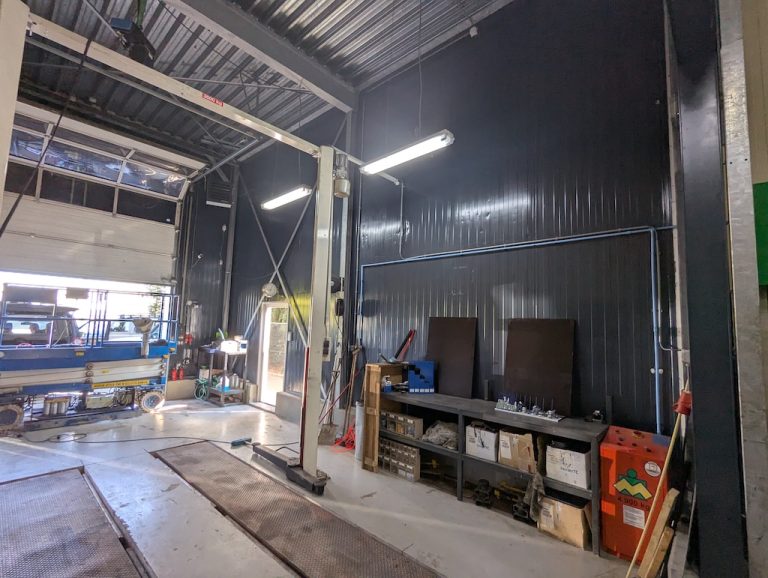 Afgewerkte bedrijfshal met geschilderde wanden en plafond