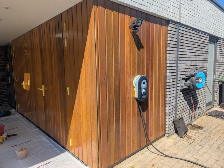 Geoliede cederhouten gevelbekleding bij een moderne aanbouw