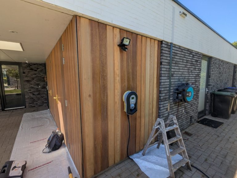 Cederhouten gevelbekleding tijdens het olien