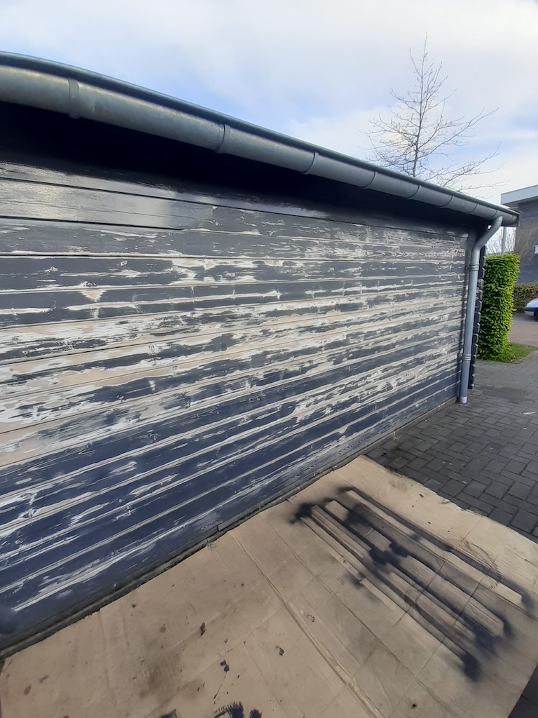 Houten gevelbekleding tijdens het aanbrengen van beits