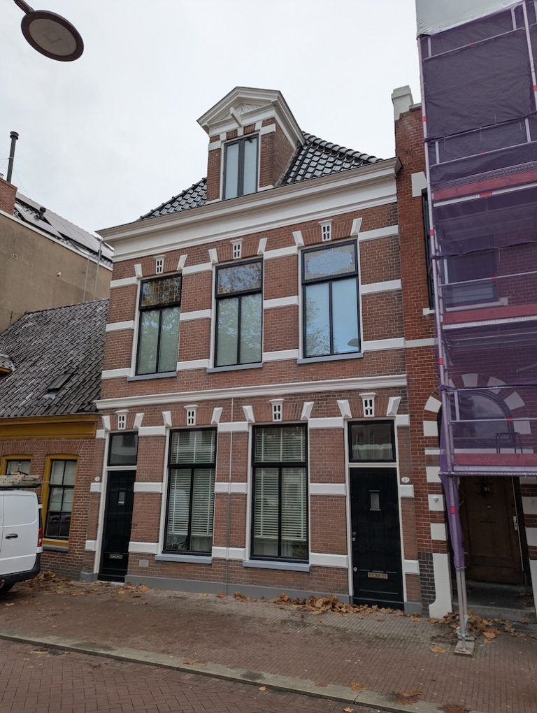 Monumentaal pand met doffe kozijnen voor het schilderwerk