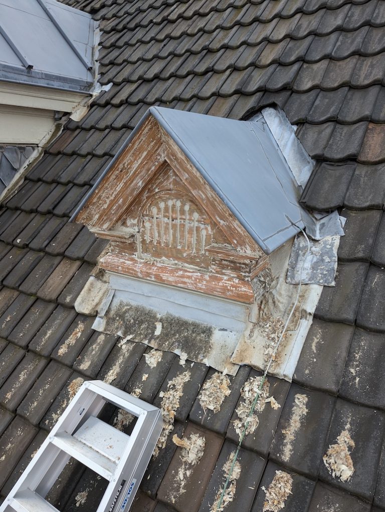 Kaal gestripte topgevel met houten ornament voor herstel