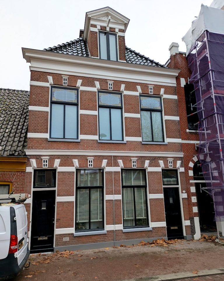 Hetzelfde pand met strak wit afgewerkte kozijnen en lijstwerk