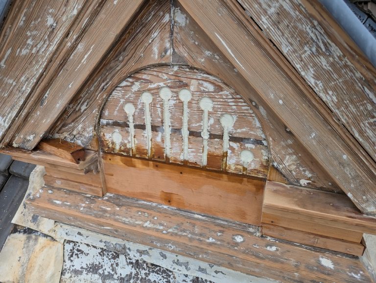Close-up van een verweerd houten geveldetail voor restauratie